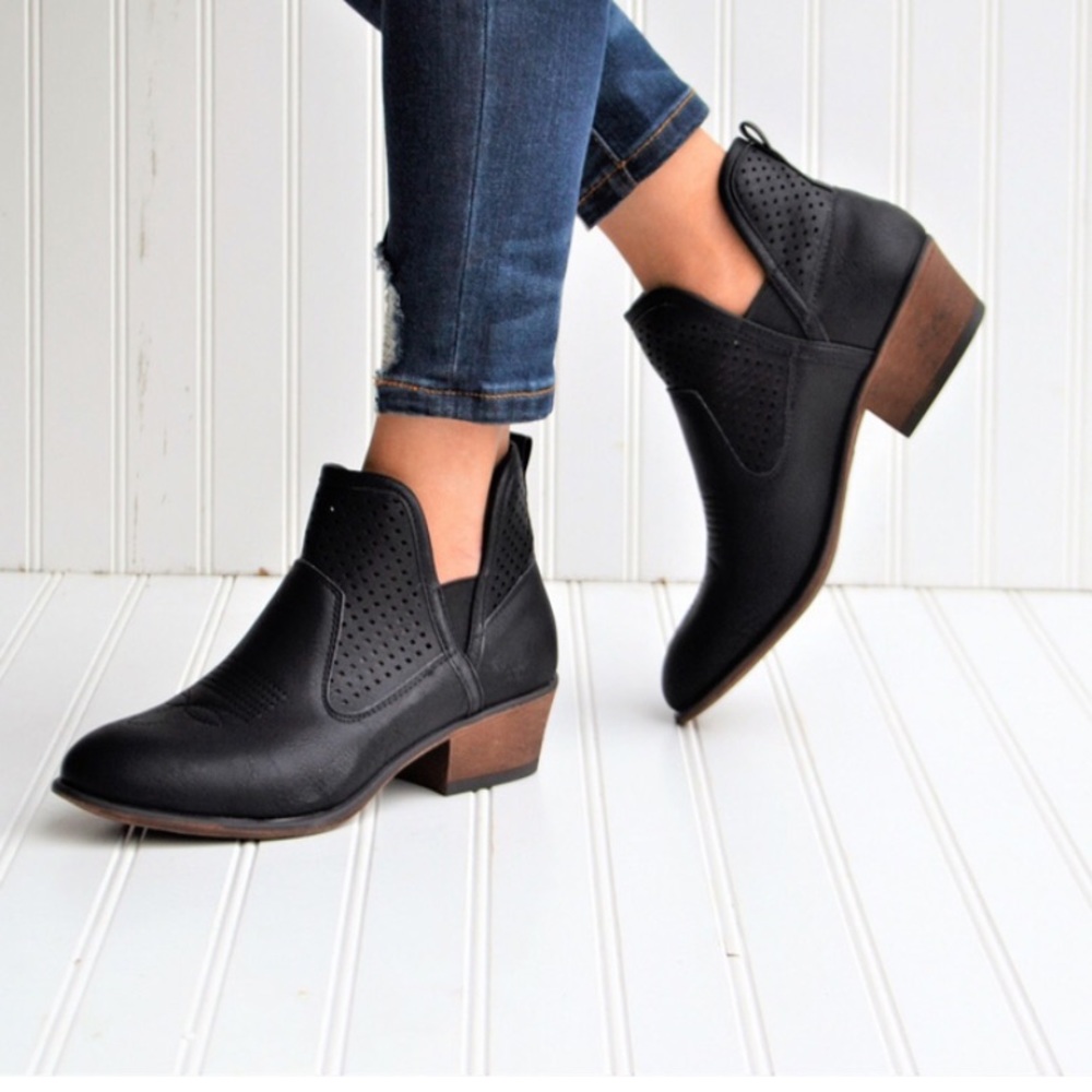 🔥LAST PAIR  🔥 Black Vegan Leather Ankle Boot - Picture 2 of 4